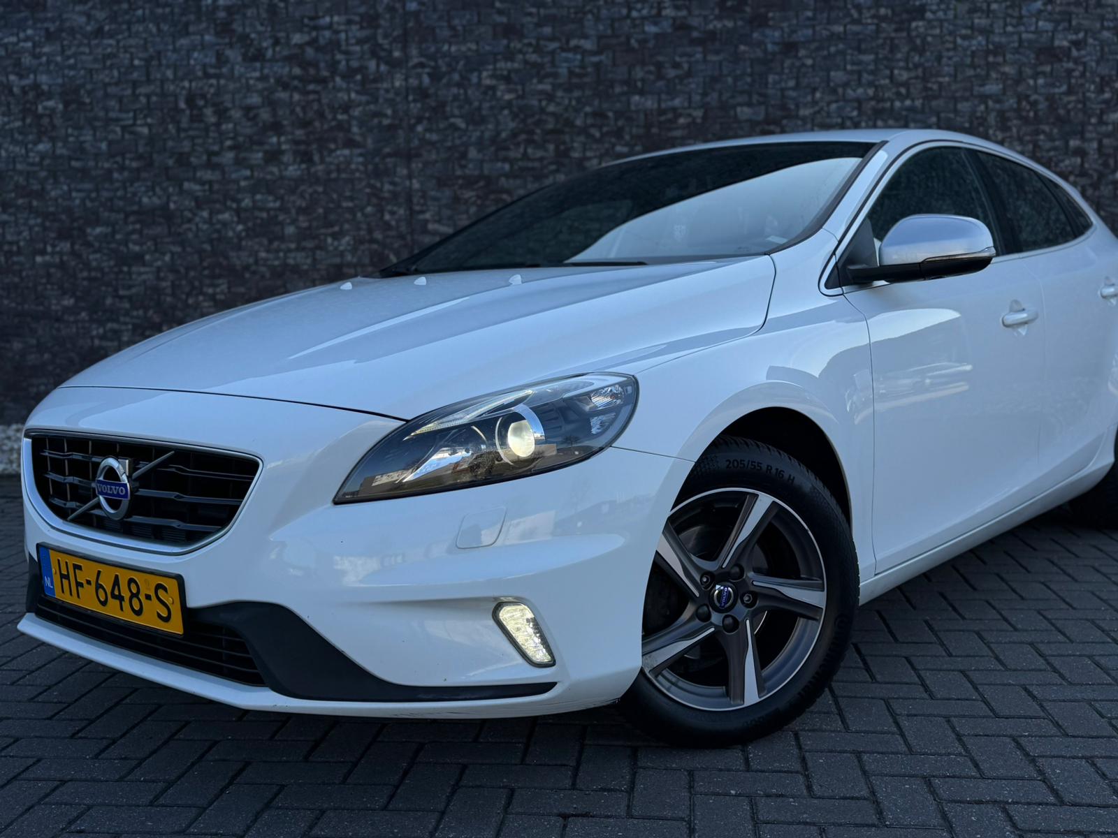 Volvo V40 D2 R-Design thumbnail 4